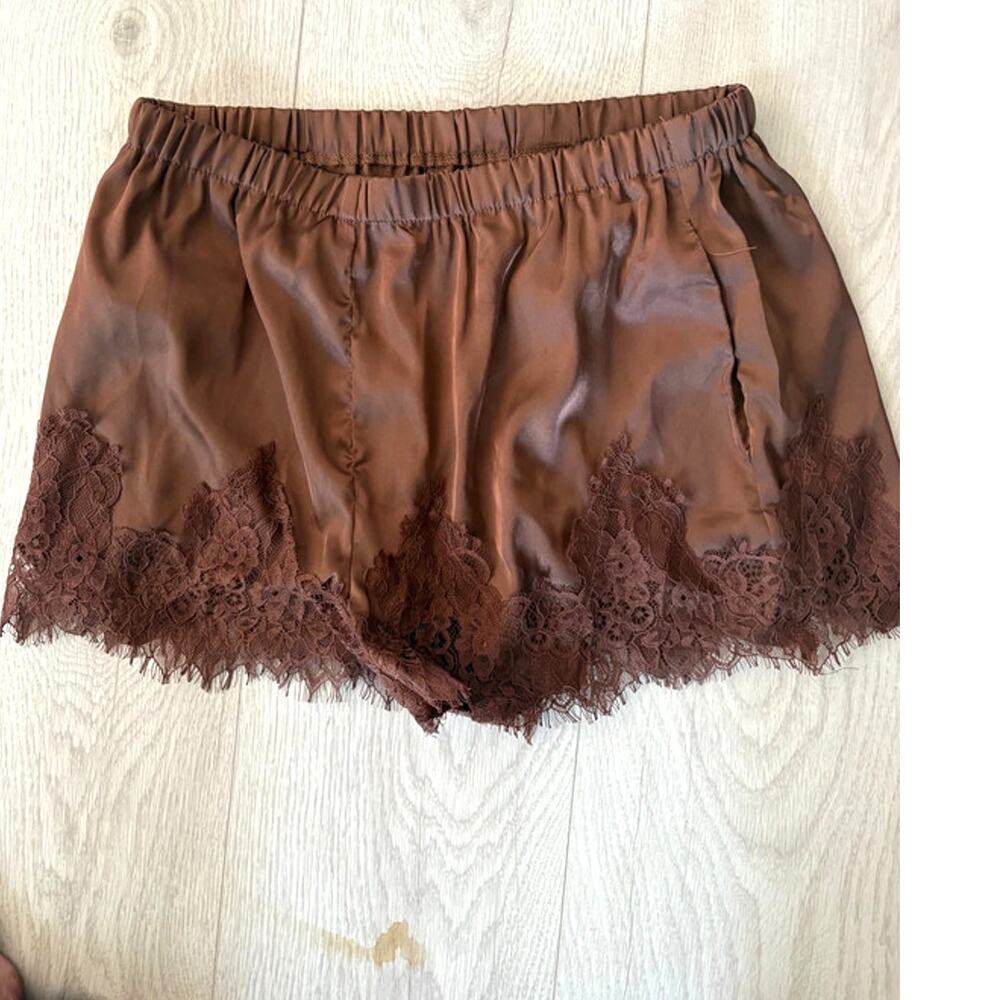 Boutique nwt light brown satin shorts with lace
